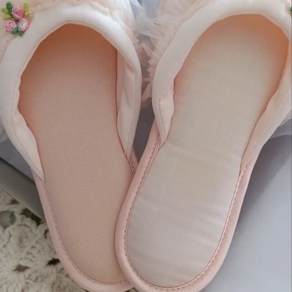 UNWORN, PRECIOUS, PINK BRIDAL SLIPPERS IN ORIGINAL GIFT BOX FROM THE 1950S! - Picture 12 of 15